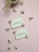 Load image into Gallery viewer, Flower Girl Pearl Daisy Clip
