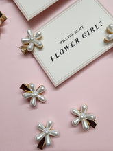 Load image into Gallery viewer, Flower Girl Pearl Daisy Clip
